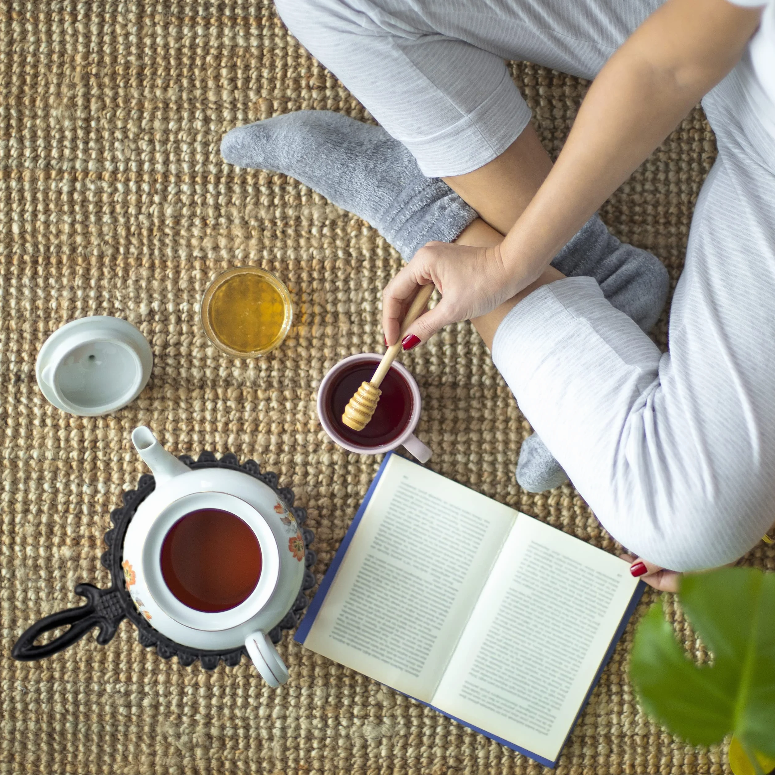 Relaxdays Podgrzewacz, do dzbanków do herbaty i kawy, żeliwo, na 1 podgrzewacz, antyczny design, rustykalny podgrzewacz do herbaty, czarny, 1 sztuka