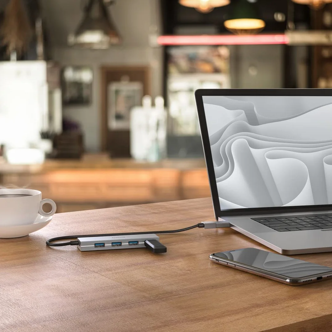 Hama Kompaktowy hub USB C z 4 portami USB A (5 Gbps, USB 3.2 Gen 1, duży rozstaw gnhiazd, kabel 1m) antracyt