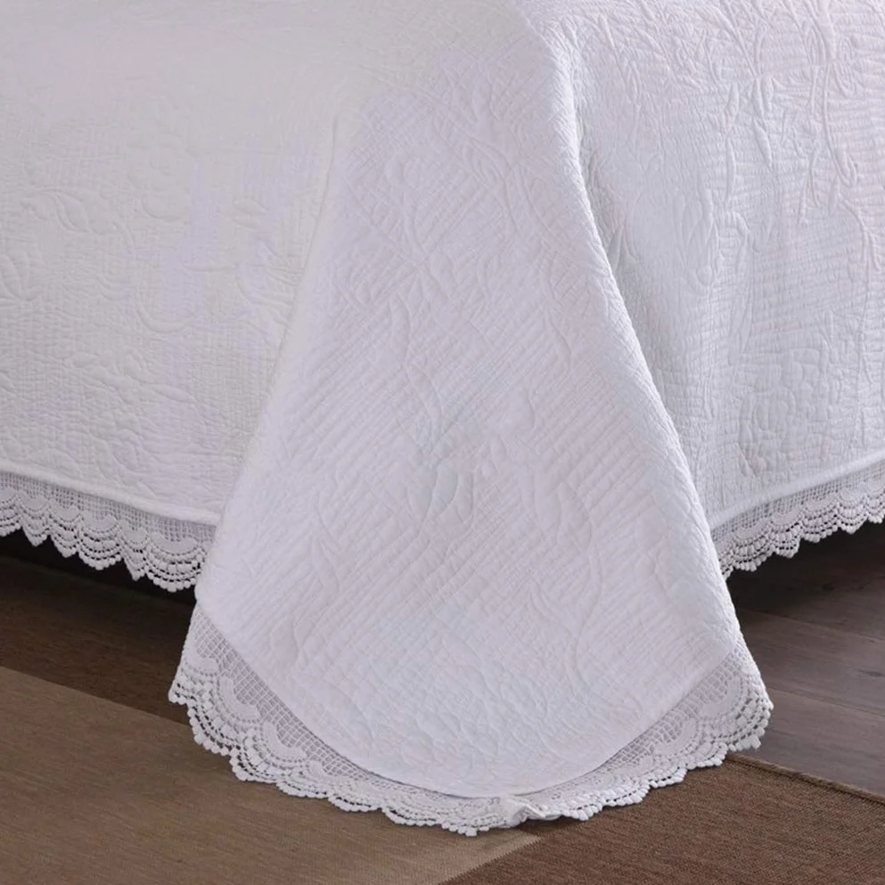 Pikowana narzuta biała 3 sztuka King Size 91x98 cali Lekkie tłoczone kwiaty z koronkową krawędzią Kołdra rzuca kołdry z 2 poszewkami na poduszki 230 x 250 cm little surprise