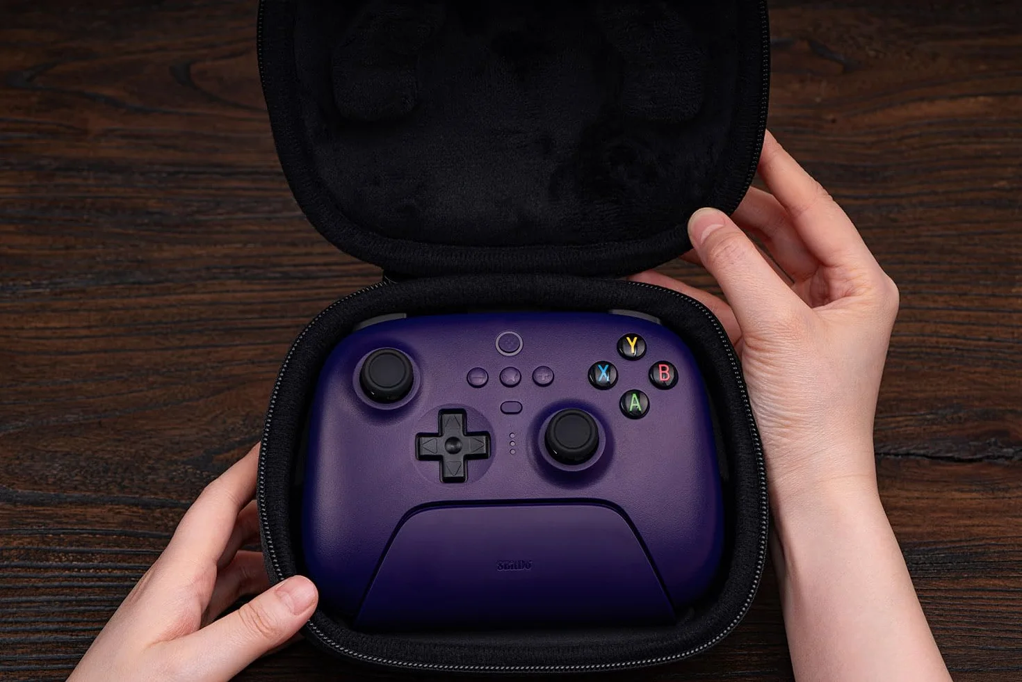 8Bitdo Klasyczne etui podróżne na kontroler Ultimate Controller ze stacją ładującą