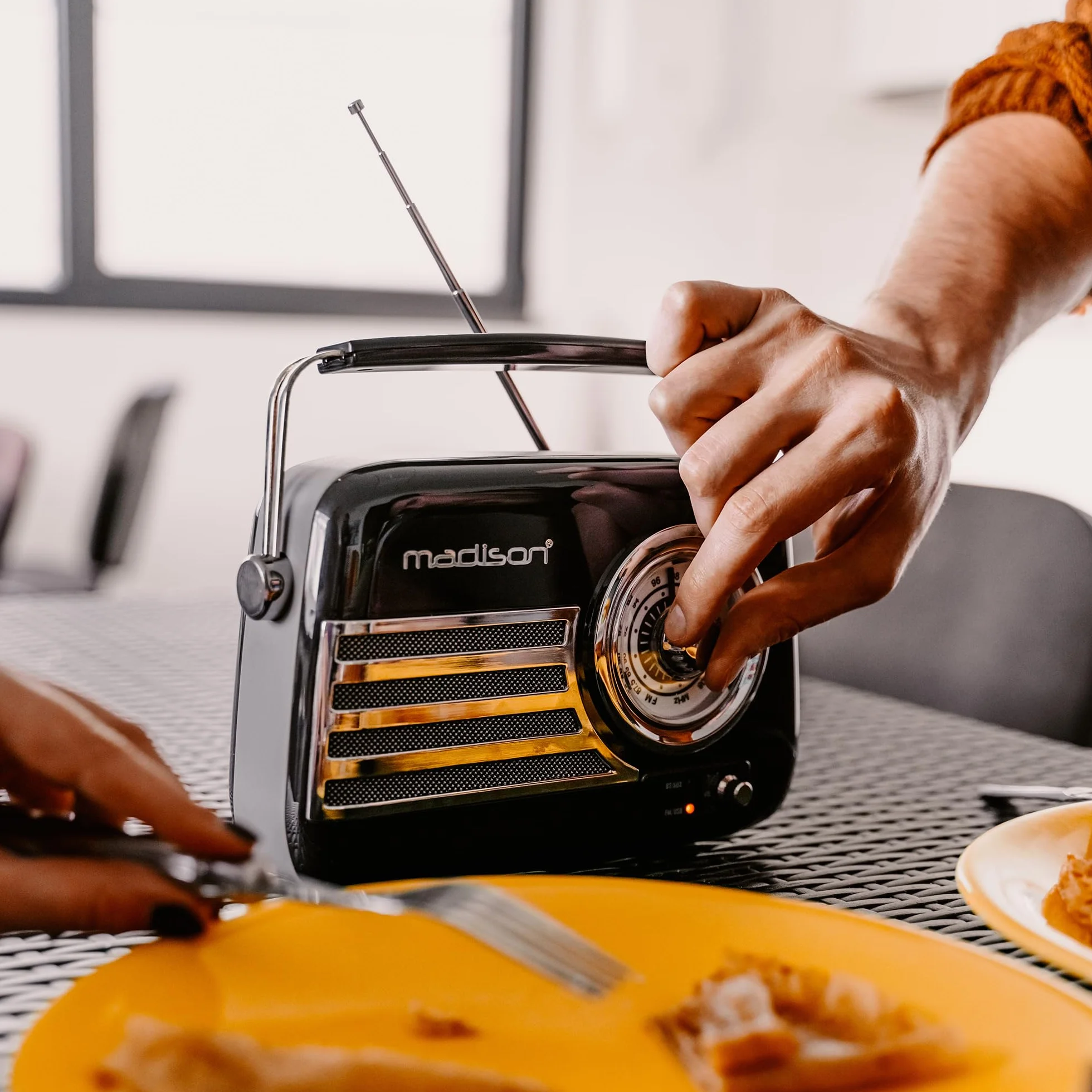 Madison - FREESOUND-VR40B - 30W Vintage Long Battery Radio z Bluetooth, USB i FM - Czarny