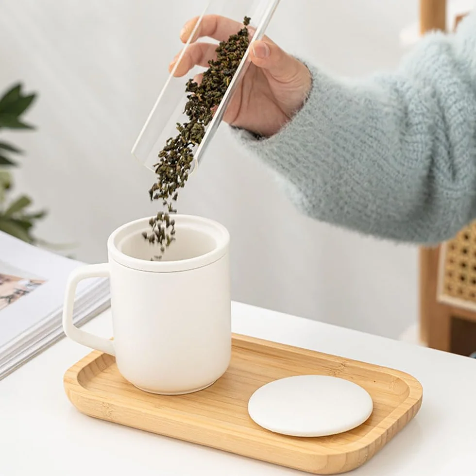 Kubek z naturalnej porcelany o pojemności 13 uncji z sitkiem i pokrywką, biały