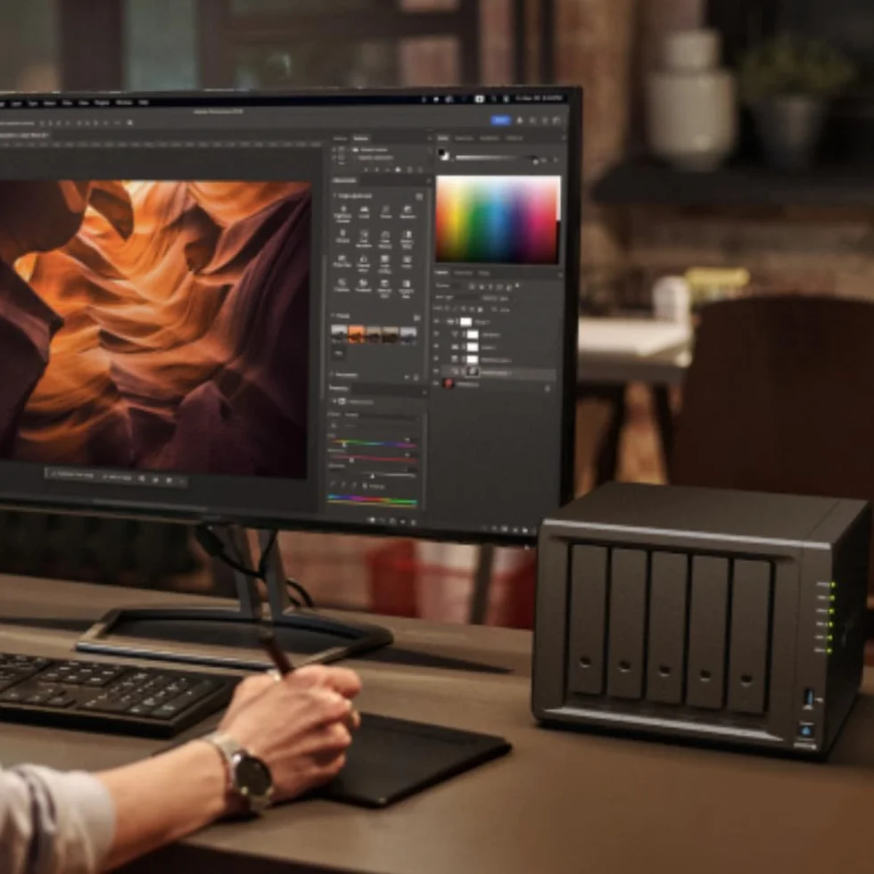 Synology DiskStation DS1525+ serwer pamięci masowej Ryzen Embedded V1500B 8 GB DDR4 0 TB - czarny