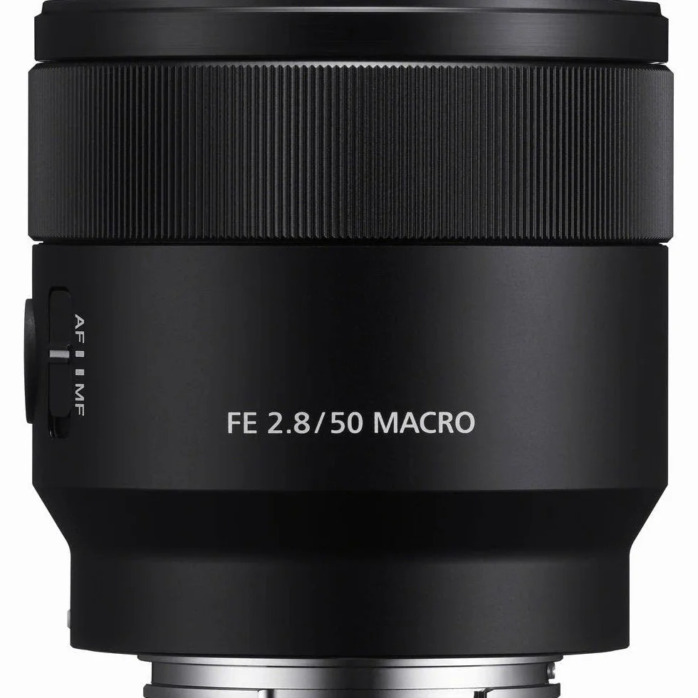 Sony FE 50 mm F2.8 Macro, stałoogniskowy obiektyw macro z mocowaniem typu E, odpowiedni do serii aparatów pełnoklatkowych (a7, a9, a1), czarny. (SEL50M28.SYX)